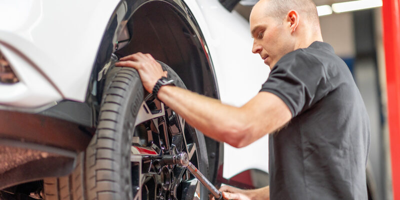 Un mécanicien répare une roue de voiture
