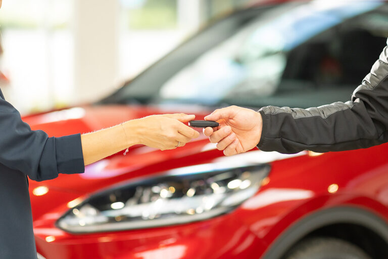 Un employé Steveny donne une clé de voiture à une dame