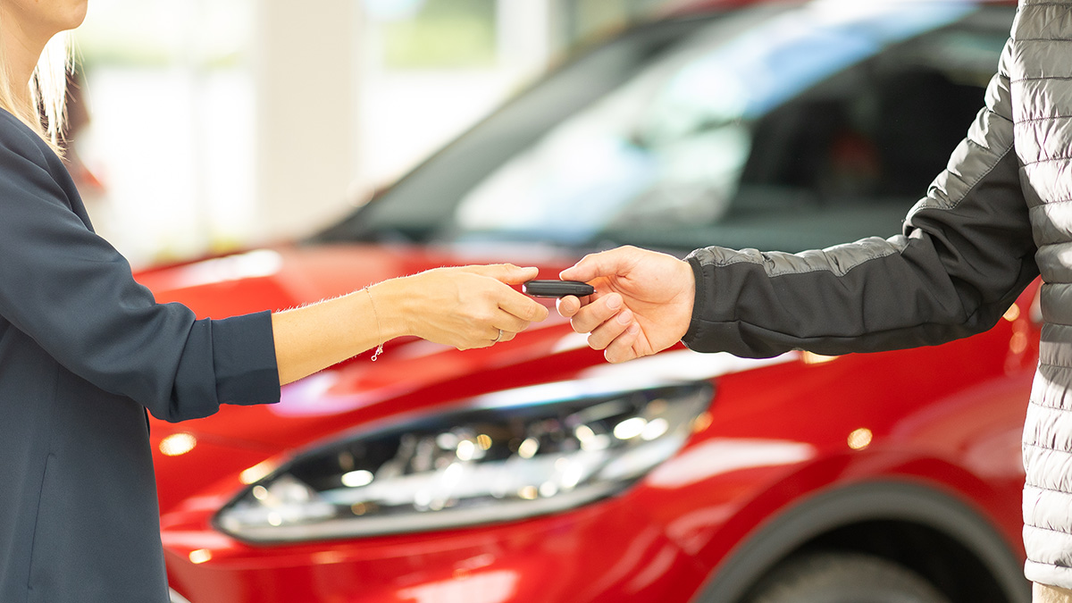 Un employé Steveny donne une clé de voiture à une dame