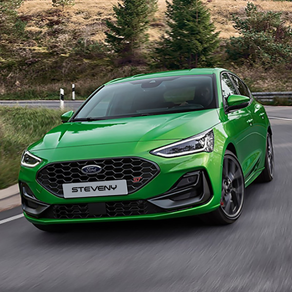 Une Ford Focus ST verte avec une plaque Steveny dans un virage