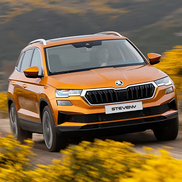 Une ŠKODA Karoq sur une route fleurie avec une plaque Steveny