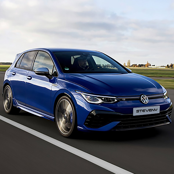 Une Volkswagen Golf bleue sur une route