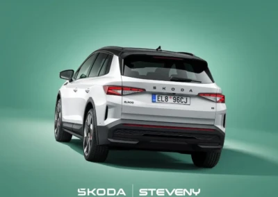 Vue arrière d'une Skoda Elroq blanche sur fond vert, avec logo Steveny en bas de l'image.