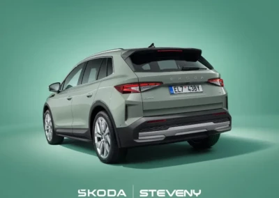 SUV Skoda Elroq gris vu de trois quarts arrière sur fond vert, avec logos Skoda et Steveny en bas.