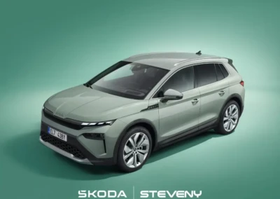 SUV Skoda Elroq gris stationné sur fond vert, avec logo Skoda et Steveny en bas de l'image.