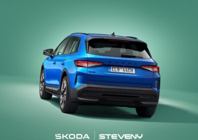 SUV Skoda Elroq bleu vu de l'arrière sur fond vert, avec logo Steveny en bas.