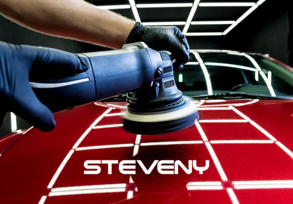 Polissage d'une carrosserie rouge avec une polisseuse électrique, logo Steveny visible.