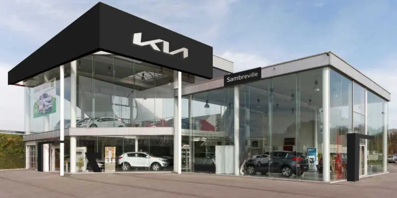 sambreville-800x400 Concession Kia à Sambreville avec façade vitrée, plusieurs voitures exposées à l'intérieur et logo Kia sur le toit.