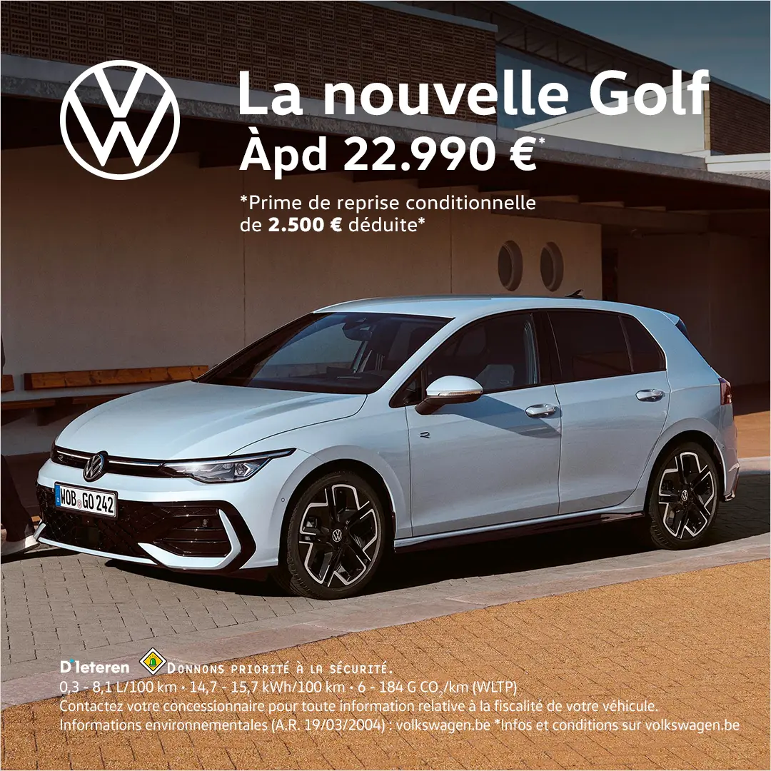 Voiture Volkswagen Golf blanche garée devant un bâtiment, avec logo Volkswagen en haut à gauche et texte sur le prix.