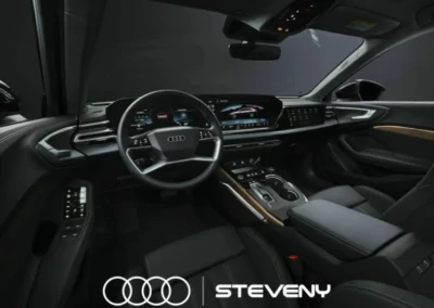 Intérieur de l'Audi A5 avec tableau de bord numérique et volant multifonction, logo Steveny en bas.