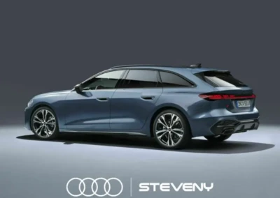 Audi A5 Avant bleue vue de profil sur fond gris, avec logo Steveny en bas.