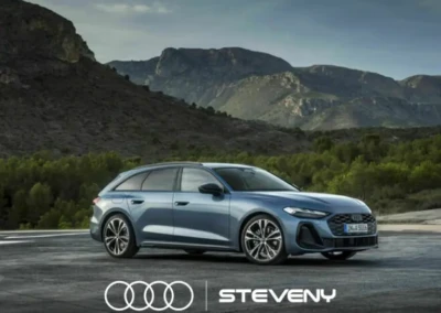 Voiture Audi A5 Avant grise stationnée devant un paysage montagneux, logo Audi et Steveny en bas.
