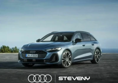 Audi A5 Avant bleue stationnée sur une route, avec logo Steveny en bas de l'image.