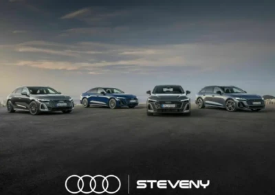 Quatre voitures Audi A5 de différentes couleurs sont alignées sur une route, sous un ciel légèrement nuageux, avec le logo Steveny.