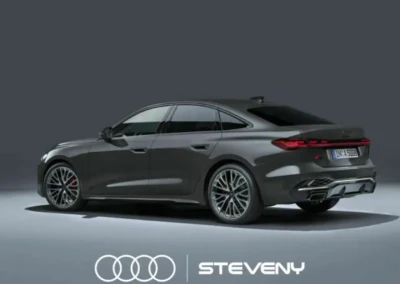 Audi A5 Sedan grise vue de profil arrière, logo Steveny en bas de l'image.