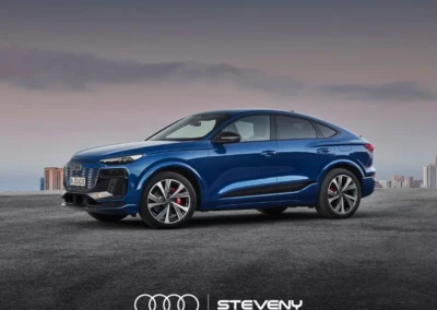 Audi Q6 Sportback e-tron bleu stationnée sur un sol asphalté avec un ciel nuageux en arrière-plan, logo Steveny en bas.