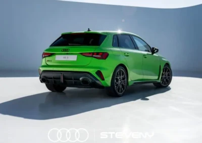 Audi RS3 verte vue de l'arrière, stationnée sur une surface blanche avec logo Steveny en bas.