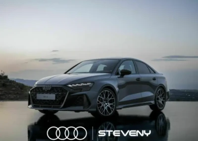 Audi RS3 facelift gris sur fond de paysage crépusculaire, avec logo Steveny en bas.