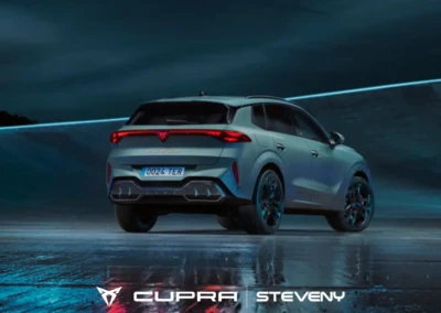 SUV CUPRA Terramar gris vu de l'arrière sur une route mouillée, éclairage nocturne, logo Steveny en bas.
