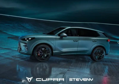 SUV CUPRA Terramar gris métallisé sur fond bleu, logo CUPRA Steveny en bas.