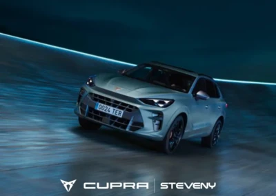 SUV CUPRA Terramar gris métallisé en mouvement sur une route, logo Steveny en bas.