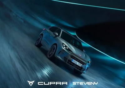 Voiture CUPRA Terramar grise dans un tunnel éclairé de néons bleus, vue de trois quarts avant. Logo CUPRA Steveny visible.