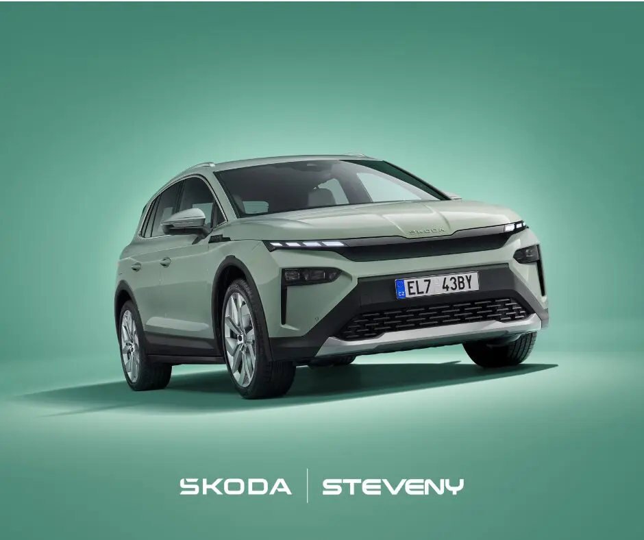 SUV Skoda Elroq gris clair sur fond vert, vue de face, avec logo Skoda et Steveny en bas.
