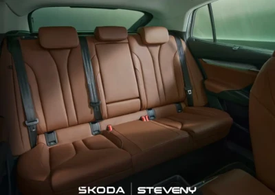 Intérieur de la Skoda Enyaq 2025 avec sièges arrière en cuir marron et ceintures de sécurité noires.