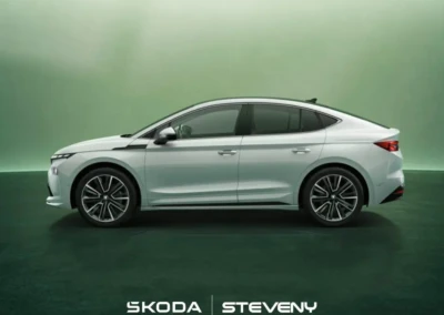 Voiture Skoda Enyaq blanche de profil sur fond vert, logos Skoda et Steveny en bas.