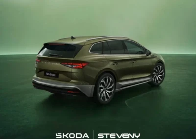 SUV Skoda Enyaq 2025 vert foncé stationné sur fond vert, vue arrière avec logo Steveny en bas.