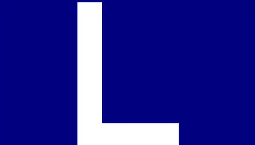 Lettre "L" blanche sur fond bleu foncé, symbolisant un conducteur novice en Belgique.