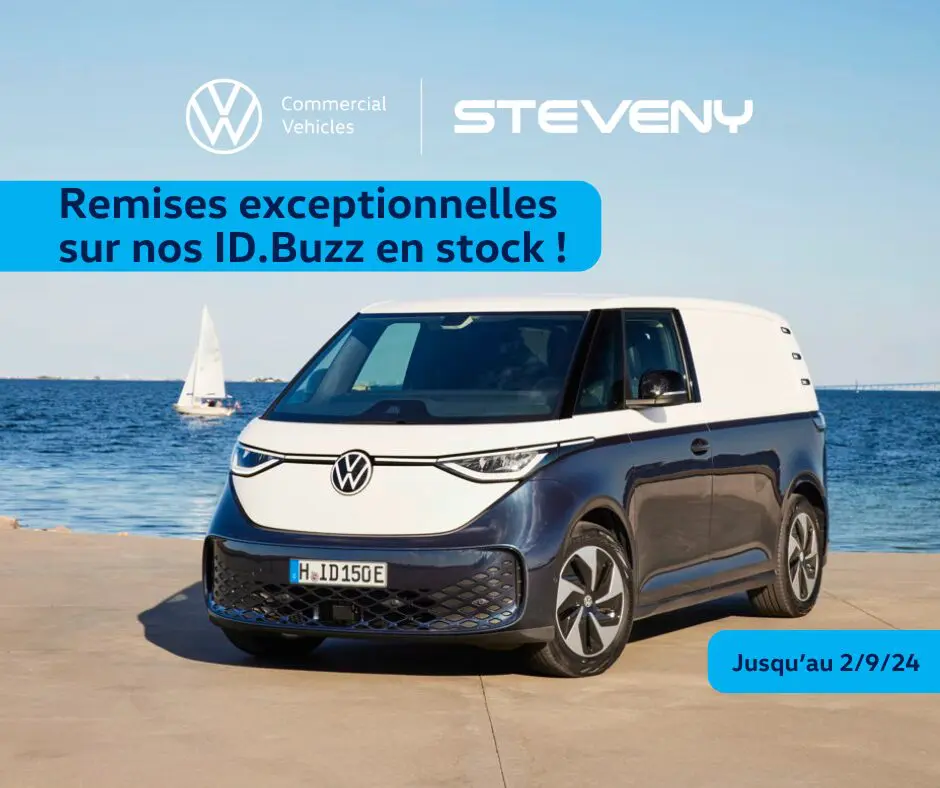 Fourgonnette Volkswagen ID. Buzz Cargo stationnée sur un quai près de l'eau, avec un voilier en arrière-plan par temps ensoleillé.