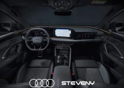 Intérieur de l'Audi Q5 avec volant, tableau de bord numérique et sièges en cuir noir, logo Steveny visible.