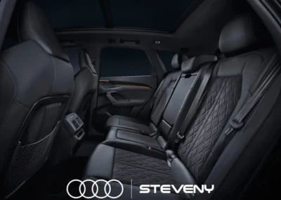 Intérieur en cuir noir de l'Audi Q5, montrant les sièges arrière avec coutures en losange et logo Steveny.