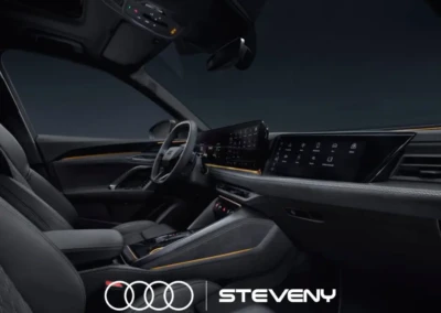 Intérieur de l'Audi Q5 avec tableau de bord numérique et sièges en cuir noir, logo Audi et Steveny visible.
