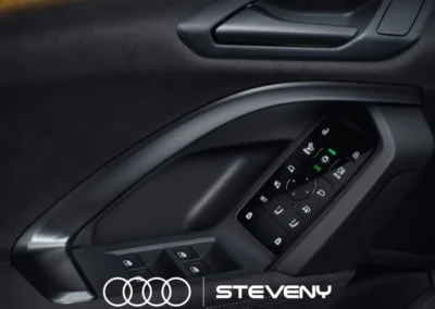 Bouton de commande de vitre et panneau de porte noir d'une Audi Q5 avec logo Steveny.