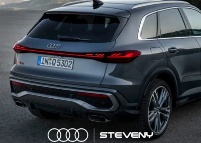 Vue arrière de l'Audi Q5 grise stationnée sur une route, avec logo Steveny au bas de l'image.